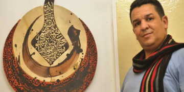 المغرب: الخطاط رشيد إغلي يفوز بجائزة الفنون الخطية الحديثة والمعاصرة بالشارقة