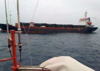 جنوح سفينة بانامية قبالة شواطىء مدينة الحسيمة