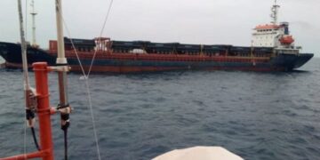 جنوح سفينة بانامية قبالة شواطىء مدينة الحسيمة