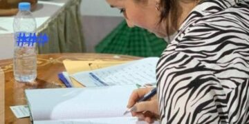 سمية البعيري فنانة من الناظور تبدع في تدوير بقايا الطبيعة وتحولها الى تحف فنية