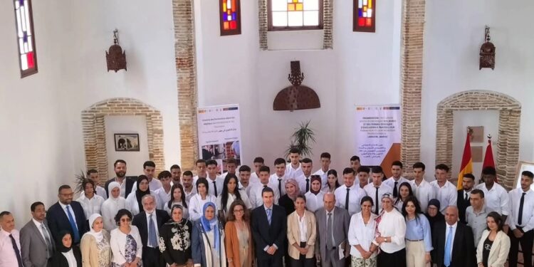 السفير الإسباني بالمغرب يزور العرائش ويفتتح مركزا للتدريب