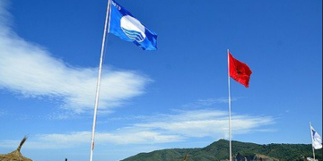 رفع اللواء الأزرق بشاطئ وادي لاو للسنة الثالثة عشرة تواليا