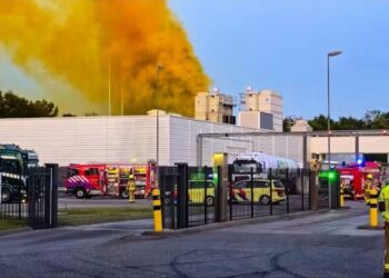 انفجار خطير في مصنع بهولندا يطلق سحبًا كيميائية برتقالية ويثير الذعر