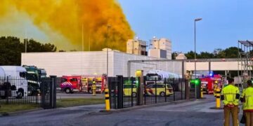 انفجار خطير في مصنع بهولندا يطلق سحبًا كيميائية برتقالية ويثير الذعر
