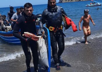 حملة بيئية لتنظيف اعماق قاع شاطىء أمسا بتطوان