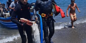 حملة بيئية لتنظيف اعماق قاع شاطىء أمسا بتطوان