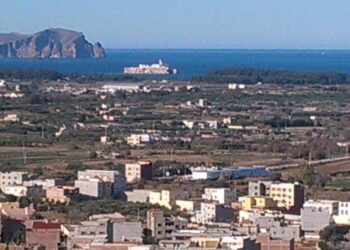 طلبات شهادات استمرار الملكية الملغومة فوق طاولة قائد قيادة اتروكوت