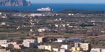 طلبات شهادات استمرار الملكية الملغومة فوق طاولة قائد قيادة اتروكوت