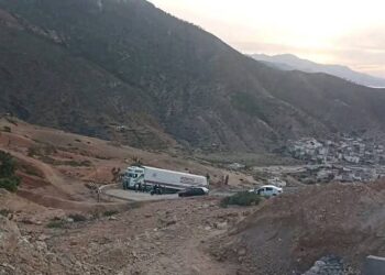 شاحنة تشل حركة السير بين الجبهة و الحسيمة