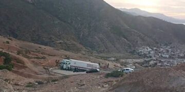 شاحنة تشل حركة السير بين الجبهة و الحسيمة