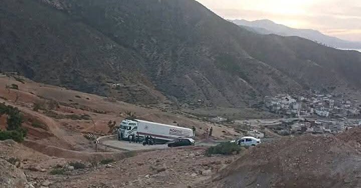 شاحنة تشل حركة السير بين الجبهة و الحسيمة