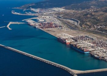 إضراب مرتقب بميناء الجزيرة الخضراء يهدد بارتباك حركة الملاحة نحو طنجة المتوسط