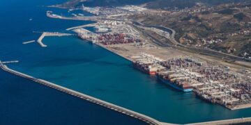إضراب مرتقب بميناء الجزيرة الخضراء يهدد بارتباك حركة الملاحة نحو طنجة المتوسط