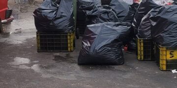 الازبال تحاصر سوق بيع السمك بميناء الحسيمة