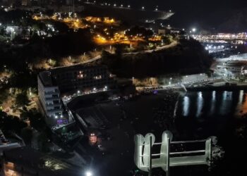 الحسيمة – شاطئ كيمادو يغرق في الظلام… والإهمال يهدد سمعة الشاطئ: