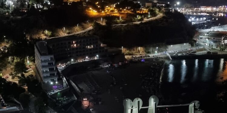 الحسيمة – شاطئ كيمادو يغرق في الظلام… والإهمال يهدد سمعة الشاطئ: