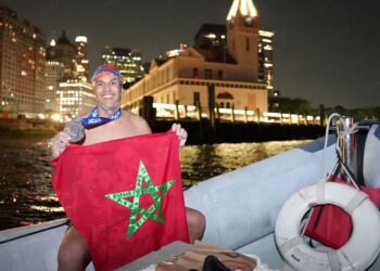 الولايات المتحدة.. السباح المغربي حسن بركة يحقق إنجاز السباحة حول محيط جزيرة مانهاتن
