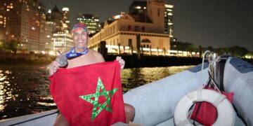 الولايات المتحدة.. السباح المغربي حسن بركة يحقق إنجاز السباحة حول محيط جزيرة مانهاتن