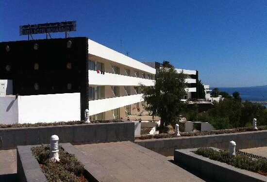 عمال فندق محمد الخامس بالحسيمة يواجهون تعسف الإدارة… والنقابة تدخل على الخط