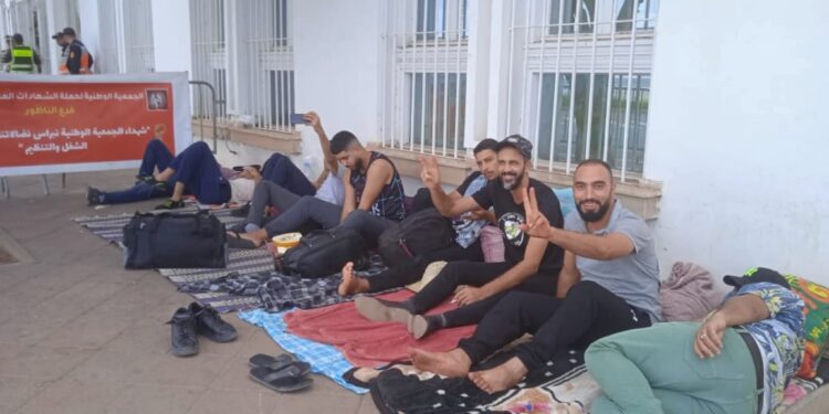 معطلو الناظور ينفذون اعتصاما أمام العمالة ويطالبون السلطات بتنفيذ تعهداتها السابقة : 