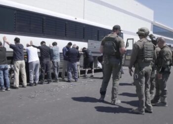 توتر في العلاقات بين أمريكا و كوريا الجنوبية بعد احتجاز 300 عامل كوري في مداهمة لمصنع هيونداي بجيورجيا الأمريكية :