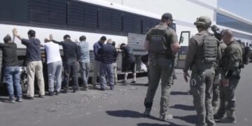 توتر في العلاقات بين أمريكا و كوريا الجنوبية بعد احتجاز 300 عامل كوري في مداهمة لمصنع هيونداي بجيورجيا الأمريكية :