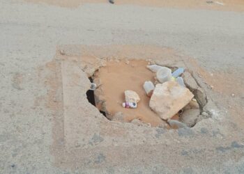 ايث بوعياش : إصابة خطيرة لسائق دراجة نارية على طريق عمومية يفضح استهتار الجماعات الترابية بحال بنياتها التحتية : 