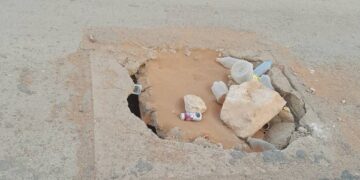 ايث بوعياش : إصابة خطيرة لسائق دراجة نارية على طريق عمومية يفضح استهتار الجماعات الترابية بحال بنياتها التحتية : 