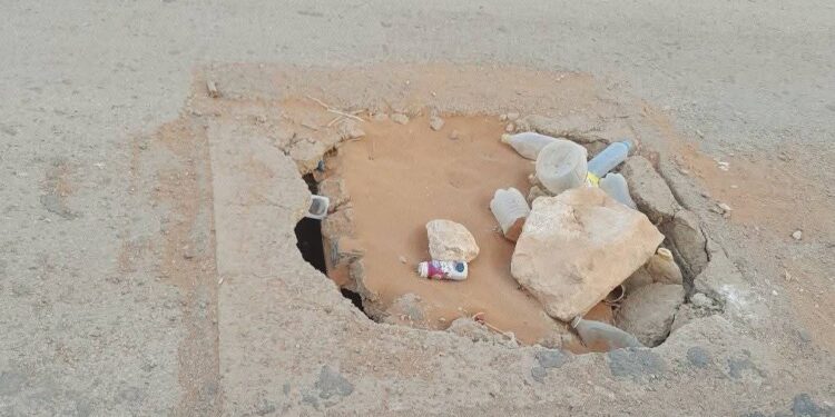 ايث بوعياش : إصابة خطيرة لسائق دراجة نارية على طريق عمومية يفضح استهتار الجماعات الترابية بحال بنياتها التحتية :