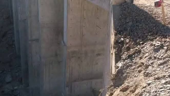 نشطاء مدنيون بجماعة عبد الغاية السواحل يثيرون الوضعية التقنية لقنطرة حديثة الانجاز: