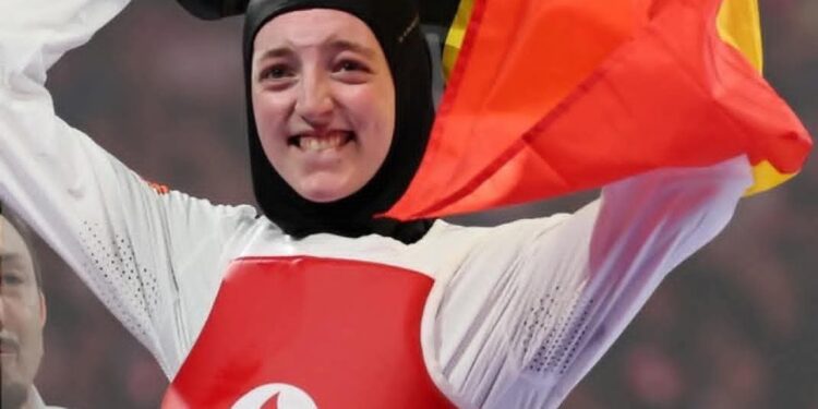البطلة البلجيكية ذات الأصول الريفية سارة الشعري تتوج بذهبية بطولة العالم في التيكواندو :
