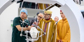 جلالة الملك يدشن المركب الاستشفائي الجامعي الدولي محمد السادس للرباط ويعطي تعليماته السامية لافتتاح المركز الاستشفائي الجامعي محمد السادس لأكادير :