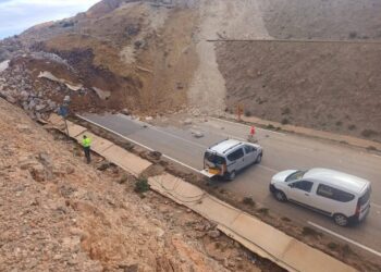 تنبيه لمستعملي الطريق الساحلي الى طنجة : الطريق رقم 16 عند محور الجبهة مغلقة بفعل انهيار جبلي جديد :’
