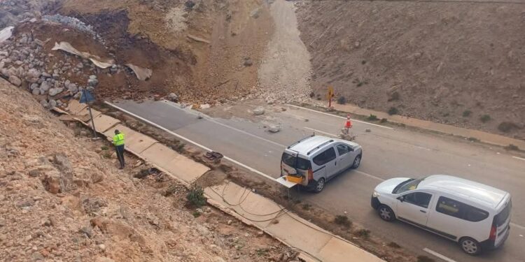 تنبيه لمستعملي الطريق الساحلي الى طنجة : الطريق رقم 16 عند محور الجبهة مغلقة بفعل انهيار جبلي جديد :’