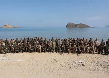 شاطىء كلايريس بتراب جماعة بني بوفراح يشهد اختتام مناورات عسكرية بين قوات المارينز الأمريكية ونظيرتها المغربية: 