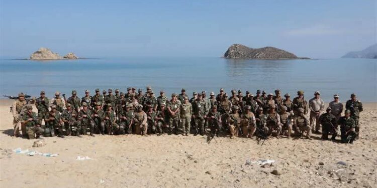 شاطىء كلايريس بتراب جماعة بني بوفراح يشهد اختتام مناورات عسكرية بين قوات المارينز الأمريكية ونظيرتها المغربية: 