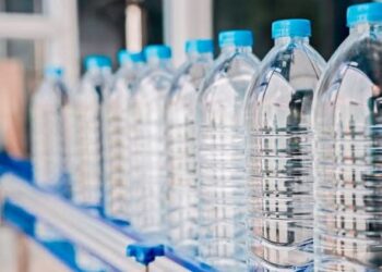 تحذير من المخاطر الصحية المرتبطة بالمياه المعبأة : 