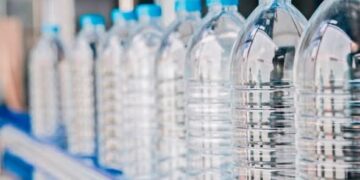 تحذير من المخاطر الصحية المرتبطة بالمياه المعبأة : 
