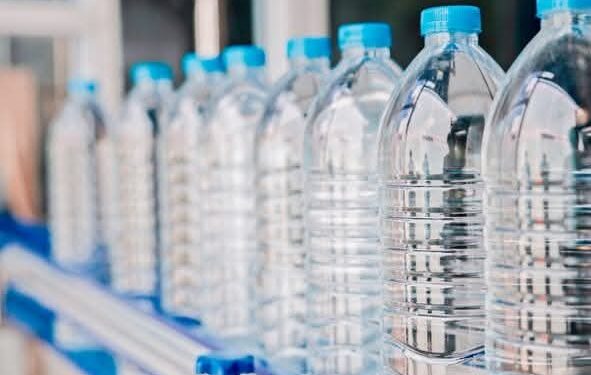تحذير من المخاطر الصحية المرتبطة بالمياه المعبأة : 
