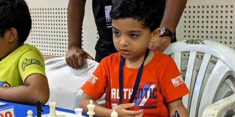 طفل في عمر ثلاث سنوات ونصف يصنف أصغر لاعب شطرنج في العالم :