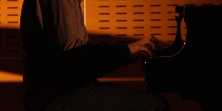 البيانيست الروسي بيوتر اكولوف يختم اماسي بيت الصحافة بطنجة لسنة 2025 : 