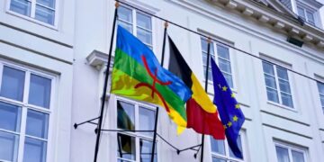 تجسيدا لقيم التعايش والانسانية رفع العلم الأمازيغي فوق المبنى التاريخي لبلدية مولنبيك بروكسيل البلجيكية