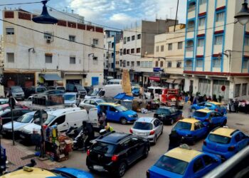 ساحة المجاهدين بوسط مدينة الحسيمة و بشاعة المشهد الحضري : 