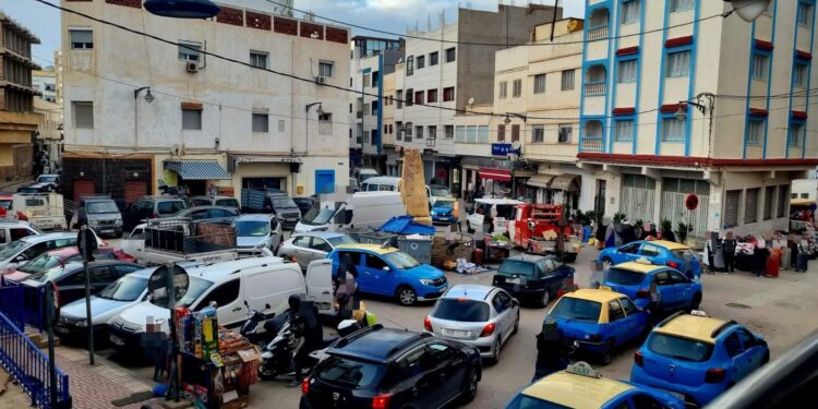 ساحة المجاهدين بوسط مدينة الحسيمة و بشاعة المشهد الحضري : 