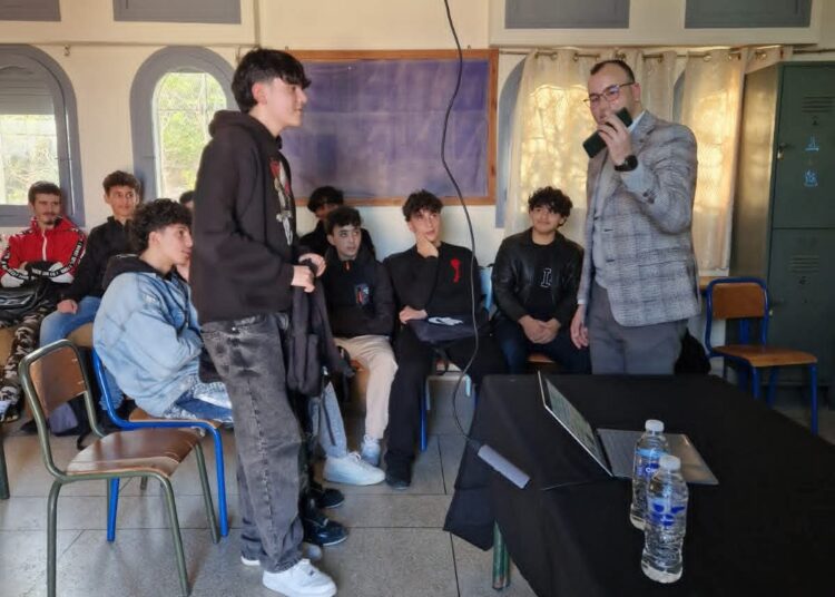 ثانوية المولى علي الشريف بالحسيمة تنظم لقاءا تحسيسيا وتوعويا حول الاستعمال الآمن للانترنت: