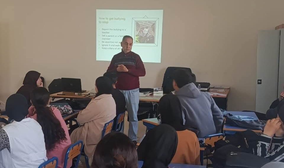 انشطة تربوية وتحسيسية لمؤسسة التفتح الفني و الادبي بالحسيمة لفائدة تلميذات و تلاميذ ايث حذيفة :