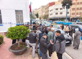 وقفة احتجاجية بالحسيمة لسائقي سيارات الأجرة الصغيرة التابعة لنقابة الاتحاد العام للشغالين : 