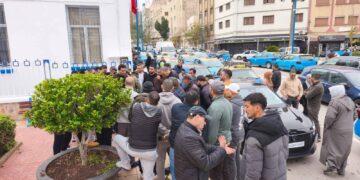 وقفة احتجاجية بالحسيمة لسائقي سيارات الأجرة الصغيرة التابعة لنقابة الاتحاد العام للشغالين : 