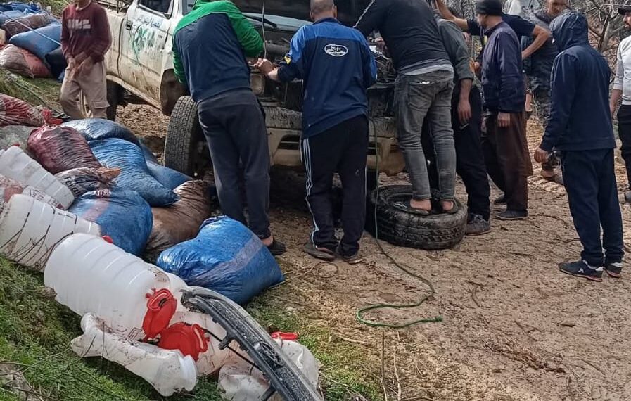 انقلاب شاحنة محملة بالزيتون بدوار أسمار بالحسيمة : 