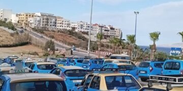 متاعب مهنيي سيارات الأجرة الصغيرة مع حالة ووضعية الطرق بالحسيمة : 